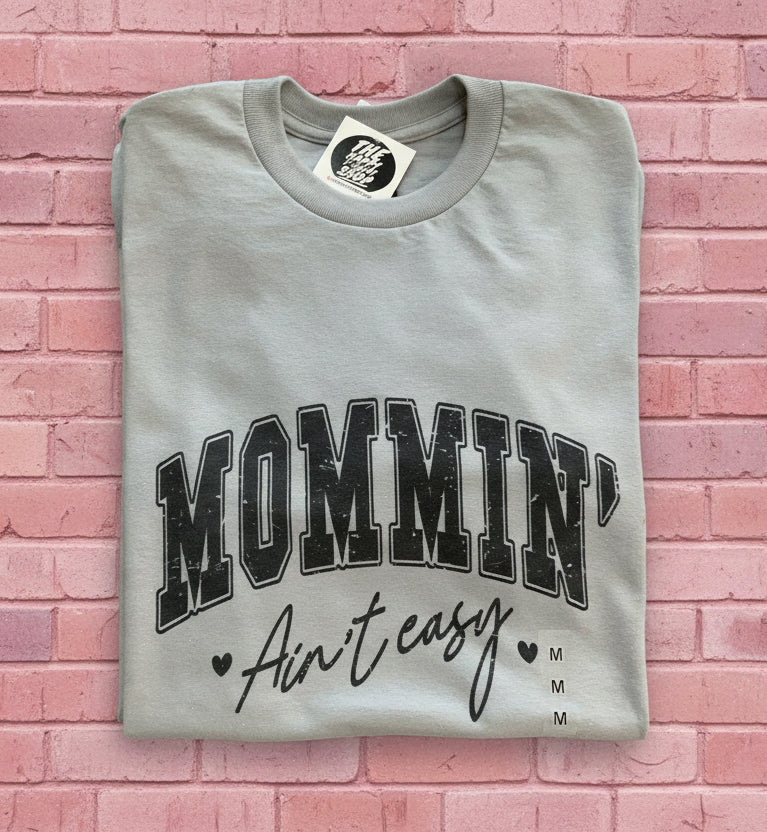 Mommin’ Tee