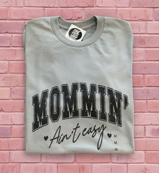 Mommin’ Tee